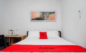 RedDoorz Plus near Patung Kuda Undip